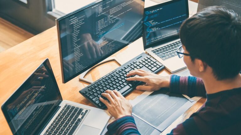 プログラミングを使った仕事とは？種類や仕事内容・平均年収を徹底解説