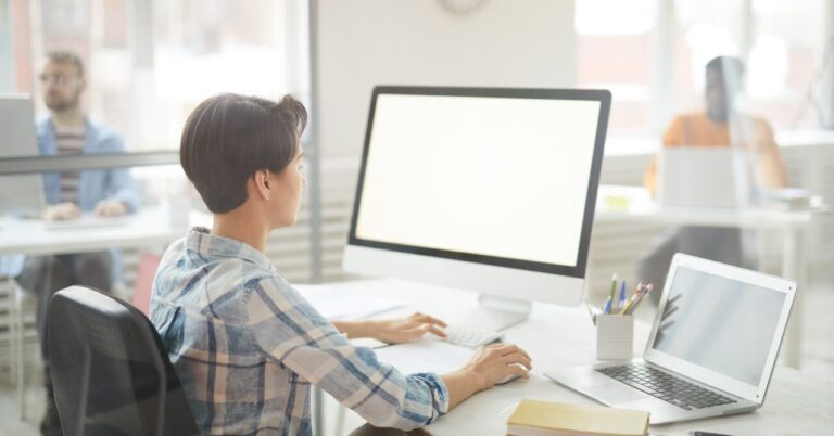 フリーランスエンジニアに必要なスキルとは？未経験から身につける方法まで徹底解説
