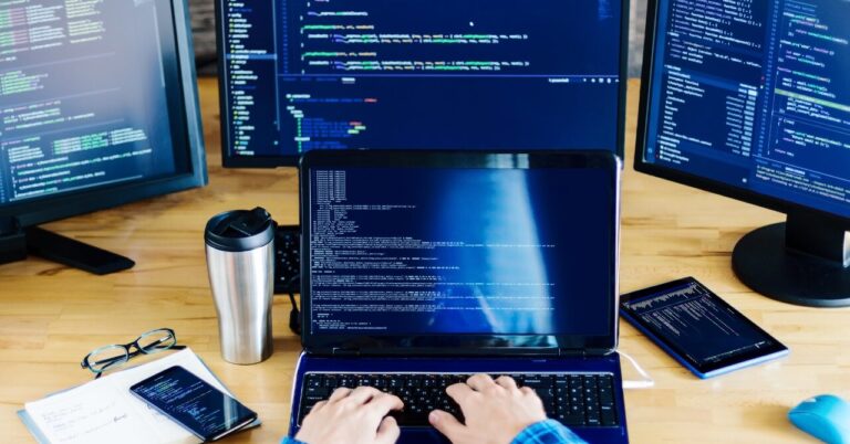 フリーランスエンジニアの働き方3選｜常駐・在宅・サービス開発の違いと選び方を解説